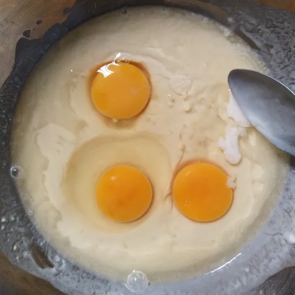 Masukkan telur, aduk hingga tercampur rata.