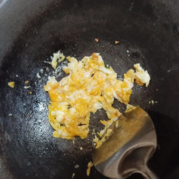 Masukkan telur, kemudian orak-arik.