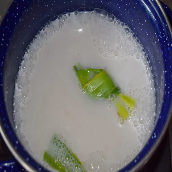 Masak santan, pandan, garam dan gula. Aduk terus, jangan sampai santan pecah. Dinginkan!