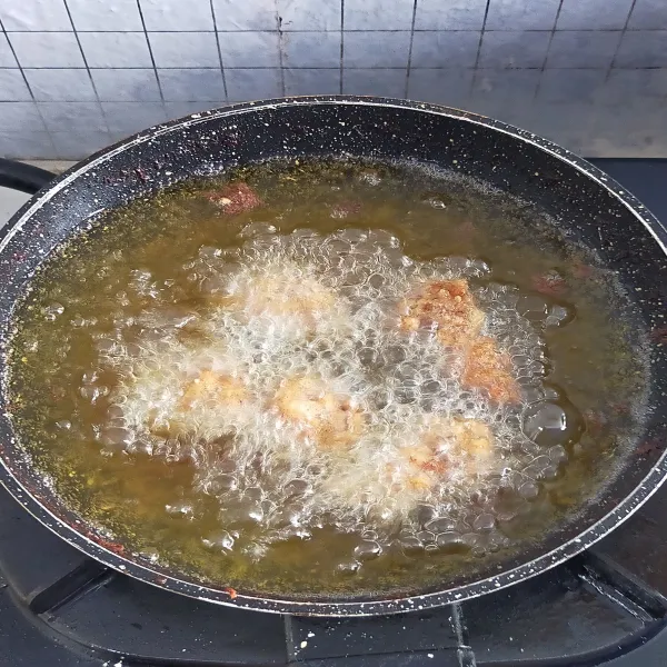 Setelah itu, panaskan minyak dengan api besar. Goreng lagi ayam selama 2 menit, tujuan step terakhir supaya bagian luar crunchy. Angkat lalu tiriskan.