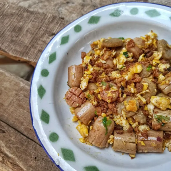 Sajikan di piring, beri taburan bawang goreng.