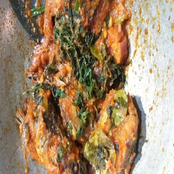 Masukkan ikan, bumbu pelengkap dan kemangi. Aduk rata dan koreksi rasa.