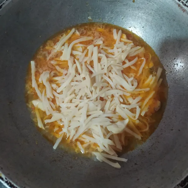 Masukkan rebung, lalu aduk rata.