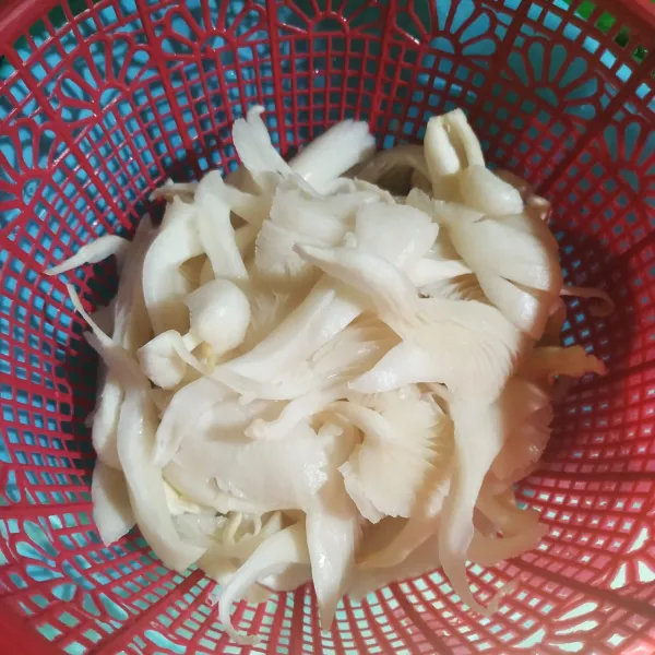 Suwir jamur tiram, lalu cuci bersih, kemudian tiriskan.