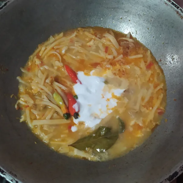 Masukkan santan instan, lalu aduk rata dan cicipi rasanya.