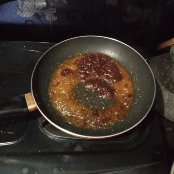 Panaskan 5 sdm minyak goreng, tumis bumbu rendang hingga harum.