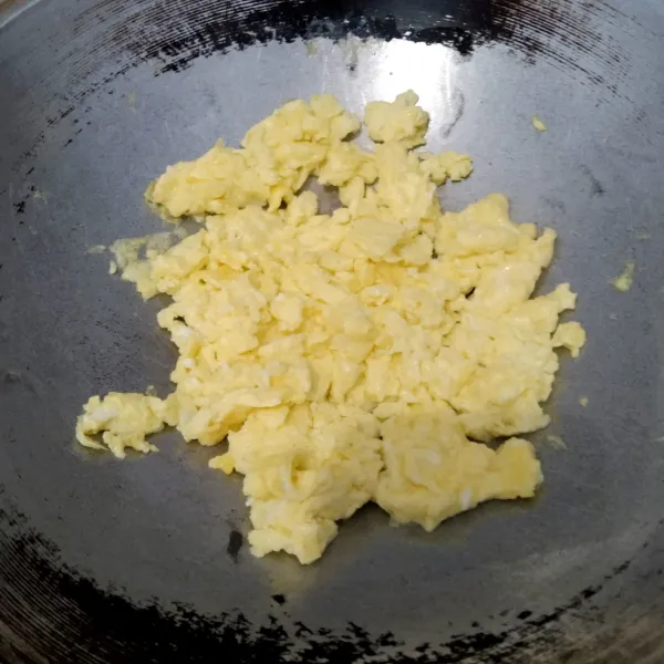 Goreng telur sambil di orak-arik, setelah matang angkat dan sisihkan.