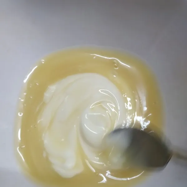 Saus : campur jadi satu susu krimer kental manis dan mayonais, lalu aduk sampai rata. Kemudian sisihkan.
