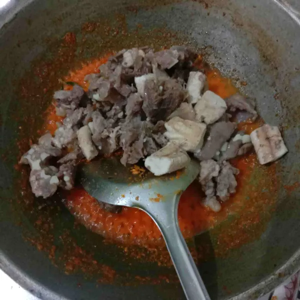 Masukkan koyor daging yang sudah di presto dan dipotong sesuai selera, lalu aduk rata.