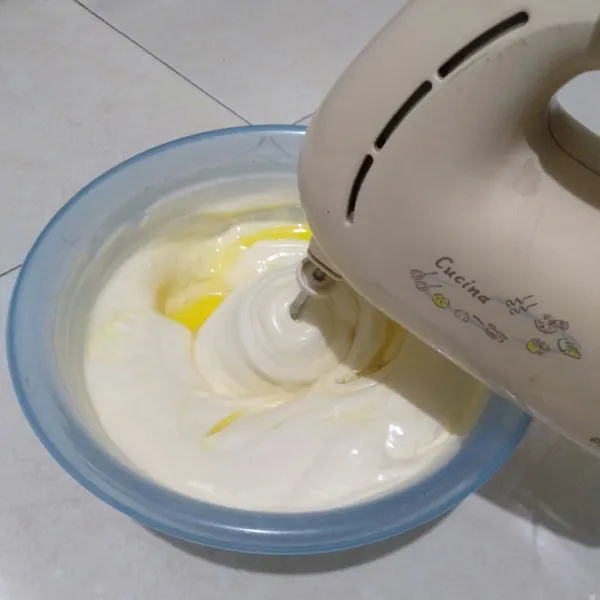 Masukkan tepung terigu kocok dengan speed rendah hingga tercampur rata lalu masukkan minyak sayur dan butter cair kocok kembali dengan speed rendah hingga tercampur rata.