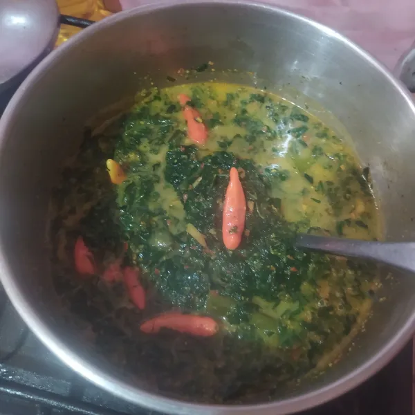 Bumbui garam, gula pasir, dan kaldu bubuk. Aduk rata dan cicipi rasanya.