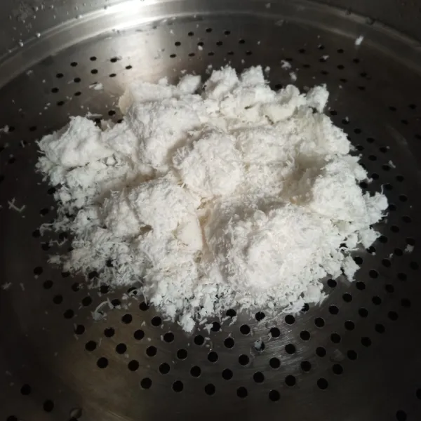 Kukus kelapa parut selama 10 menit.