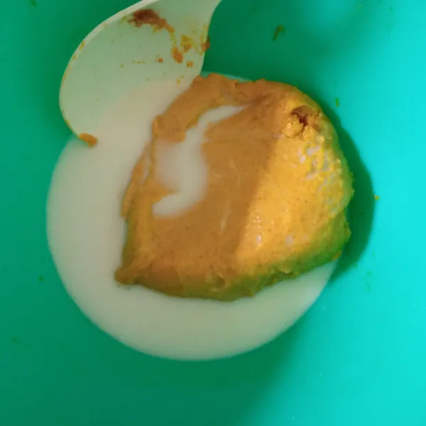 Setelah tercampur rata, tuang santan dan air kelapa sedikit demi sedikit.