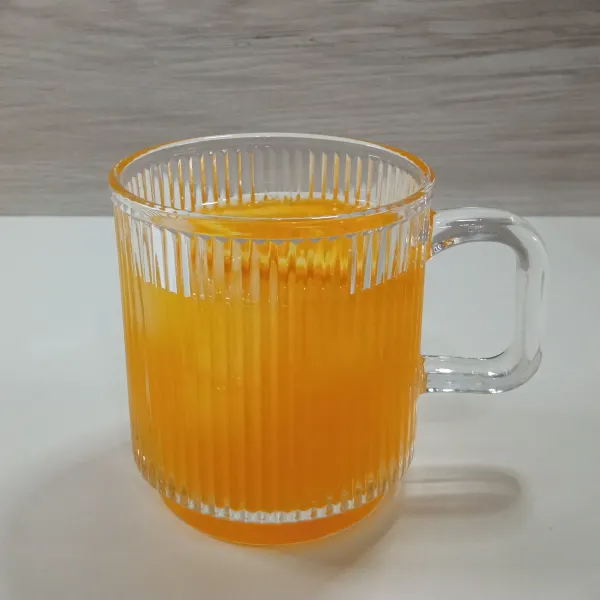 Tuang orange juice.