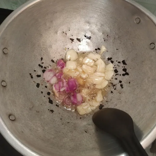 Panaskan minyak goreng secukupnya, tumis bawang putih dan bawang merah sampai harum.