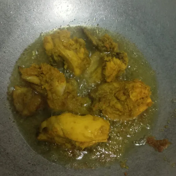 Goreng ayam dengan minyak yang telah dipanaskan.