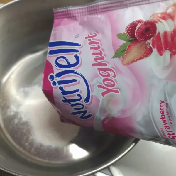 Jelly yogurt : campur bubuk jelly, gula pasir, dan air, lalu aduk sampai rata.