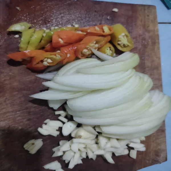 Cincang bawang putih, bawang bombay dan cabe rawit.
