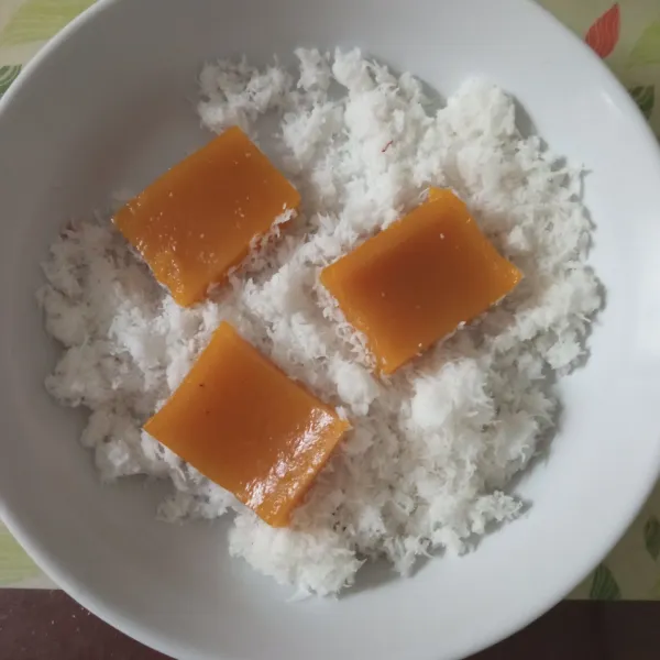 Taburi ongol-ongol dengan kelapa parut, kemudian sajikan.