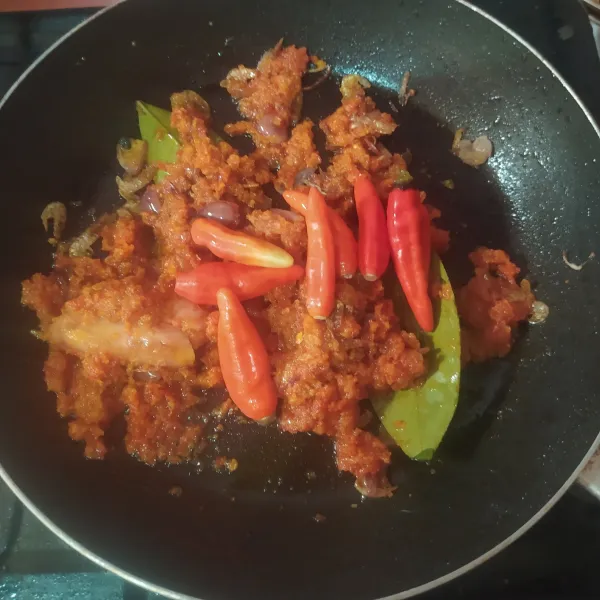 Tumis bawang merah iris, masukkan udang rebon. Masukkan bumbu halus, tumis hingga harum. Masukkan lengkuas geprek, daun salam, daun jeruk, dan cabai rawit.