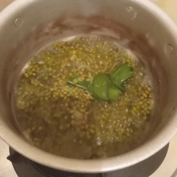 Rebus kacang hijau bersama daun pandan selama 5 menit (dihitung mulai dari airnya mendidih).