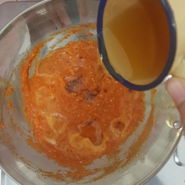 Setelah air meresap, masukkan minyak goreng.