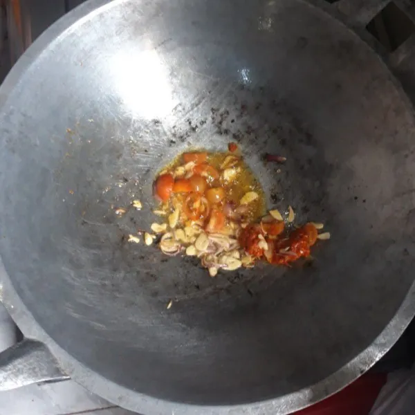 Tumis bawang hingga harum, masukkan cabai dan tomat. Oseng sebentar.
