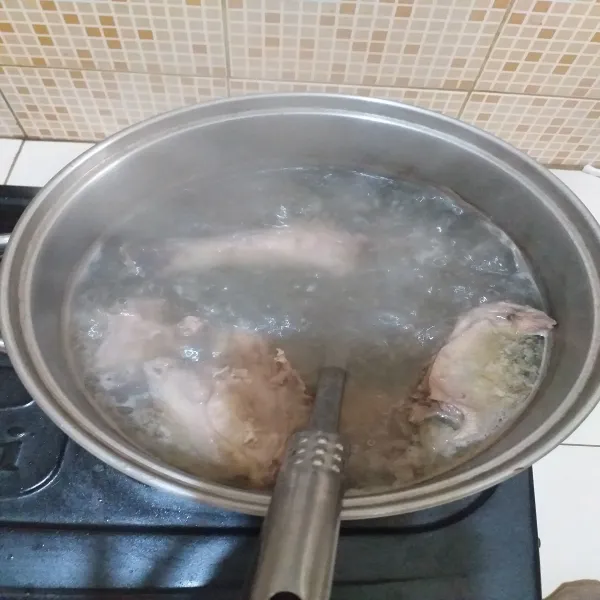 Rebus ayam dengan air sepanci.