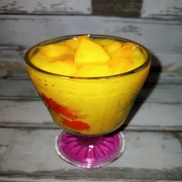 Tambahkan topping mangga yang dipotong dadu diatas jus yang disajikan.