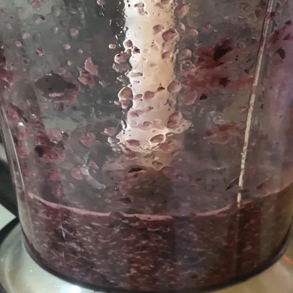 Blender anggur bersama gula pasir sebentar saja hanya agar anggurnya pecah.