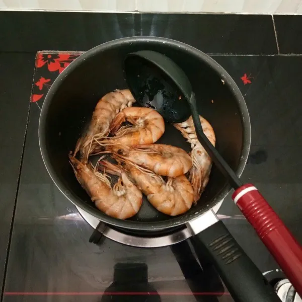 Masukkan udang, tumis hingga udang berubah warna.