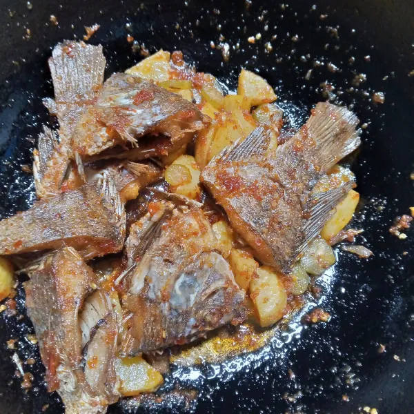 Masukkan ikan goreng dan kentang, lalu aduk rata.