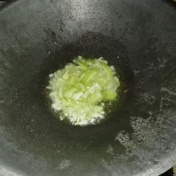 Tumis bawang bombay dan bawang putih hingga harum dan layu.