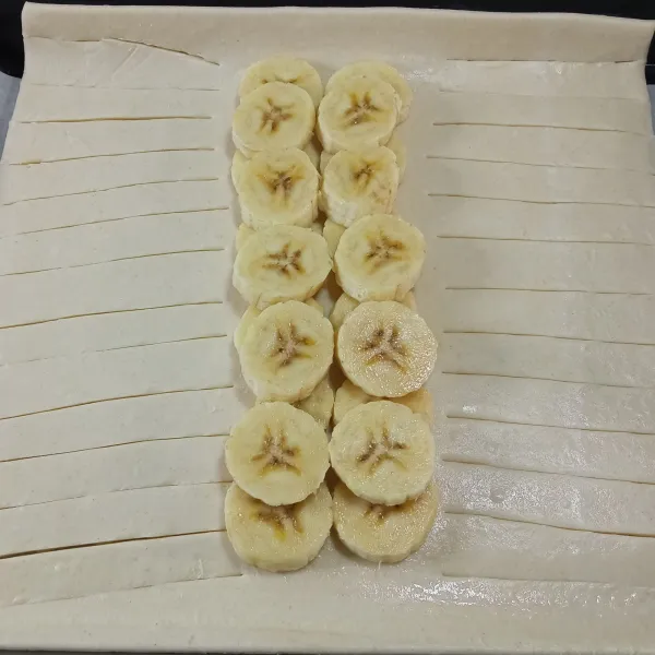 Letakkan potongan pisang di tengah.