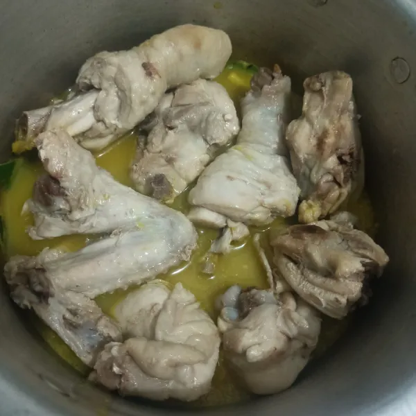 Masukkan ayam yang telah direbus terlebih dahulu kedalam panci berisi bumbu. Aduk  rata dan tambahkan garam, gula, kaldu bubuk dan beri air.