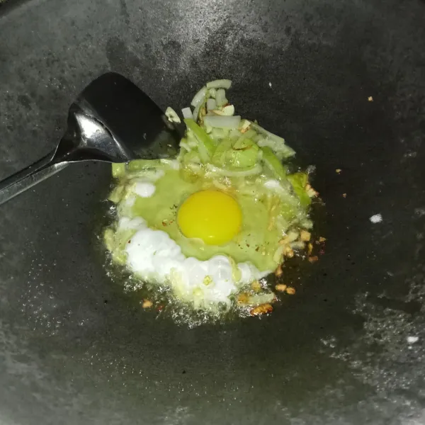 Masukkan telur dan buat telur orak-arik.