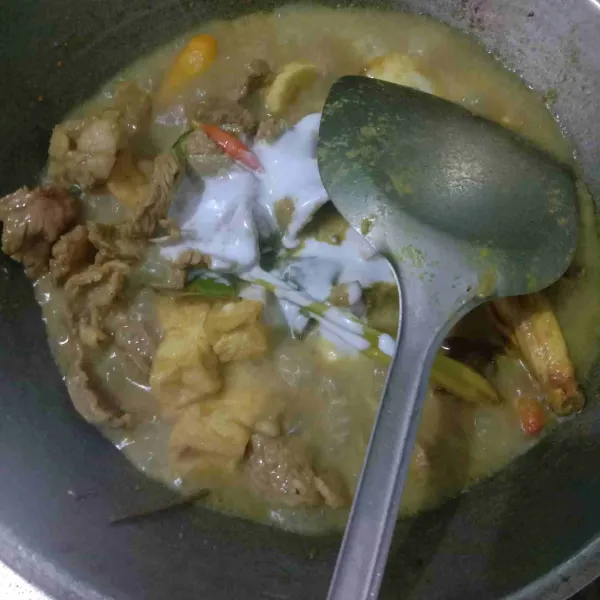 Terakhir masukkan santan, biarkan mendidih dan daging mulai meresap. Cicipi rasanya, kemudian angkat dan sajikan dengan bawang goreng.