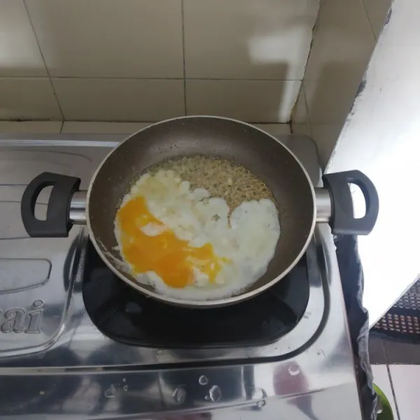 Kemudian masukkan telur.