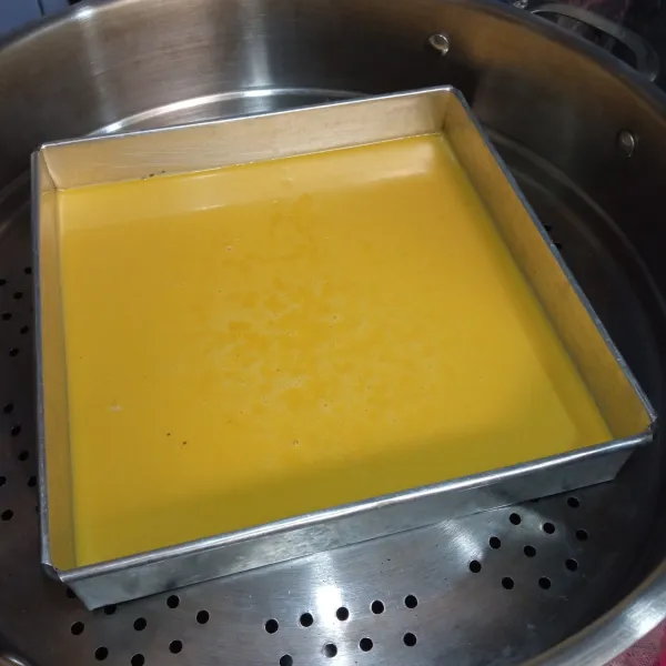 Panaskan panci kukusan. Olesi tipis cetakan dengan minyak sayur, tuang adonan ke dalam cetakan, kukus selama 30 menit.