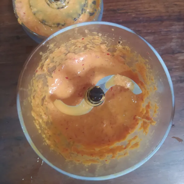 Haluskan bumbu halus.