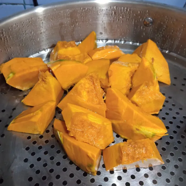 Potong dadu labu kuning, lalu kukus sampai empuk.