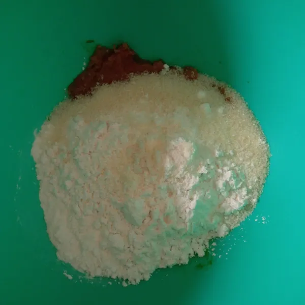 Masukkan tepung kanji, garam, gula pasir, vanili, dan agar-agar.