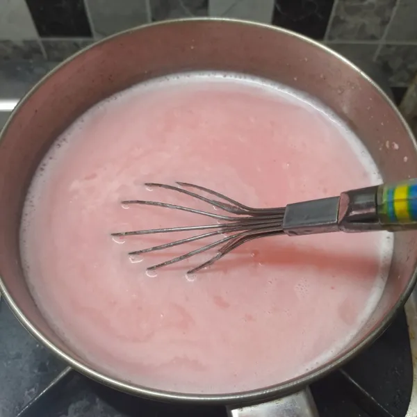 Rebus jelly sampai mendidih, angkat dan tuang dalam wadah. Beri tambahan fruity acid, lalu aduk rata. Tunggu sampai jelly set.