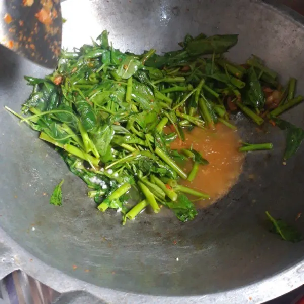 Masak hingga layu dan matang sambil diaduk. Cek rasa.
