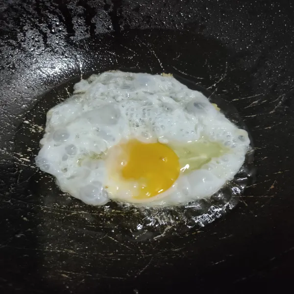 Panaskan sedikit minyak lalu ceplok telur, sisihkan.