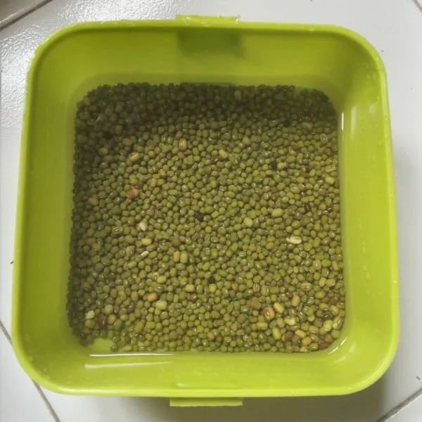 Cuci kacang hijau sampai air bening. Rendam kacang hijau selama 2 jam. Cuci kembali dan tiriskan.