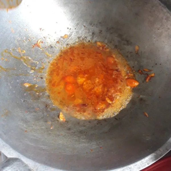 Tambahkan air, garam, gula dan penyedap rasa. Didihkan.