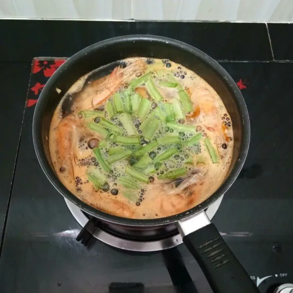 Lalu masukkan buncis, masak hingga matang.