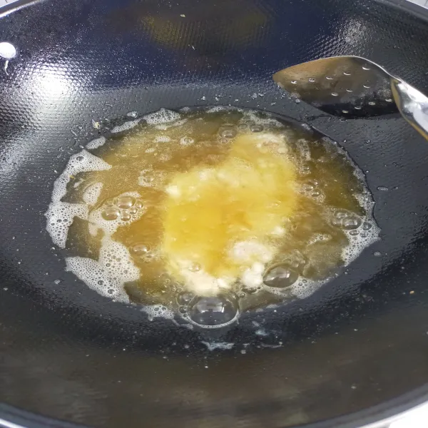 Siapkan minyak panas, goreng dengan api kecil karena tepung mudah gosong sambil sesekali di balik.