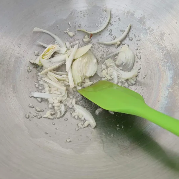 Tumis bawang putih hingga harum, masukkan bawang bombay. Tumis hingga layu.